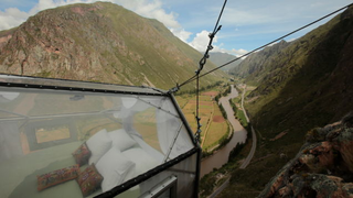 Illustration for article titled Este hotel colgante asegura buena comida, mejores vistas y muchos gritos
